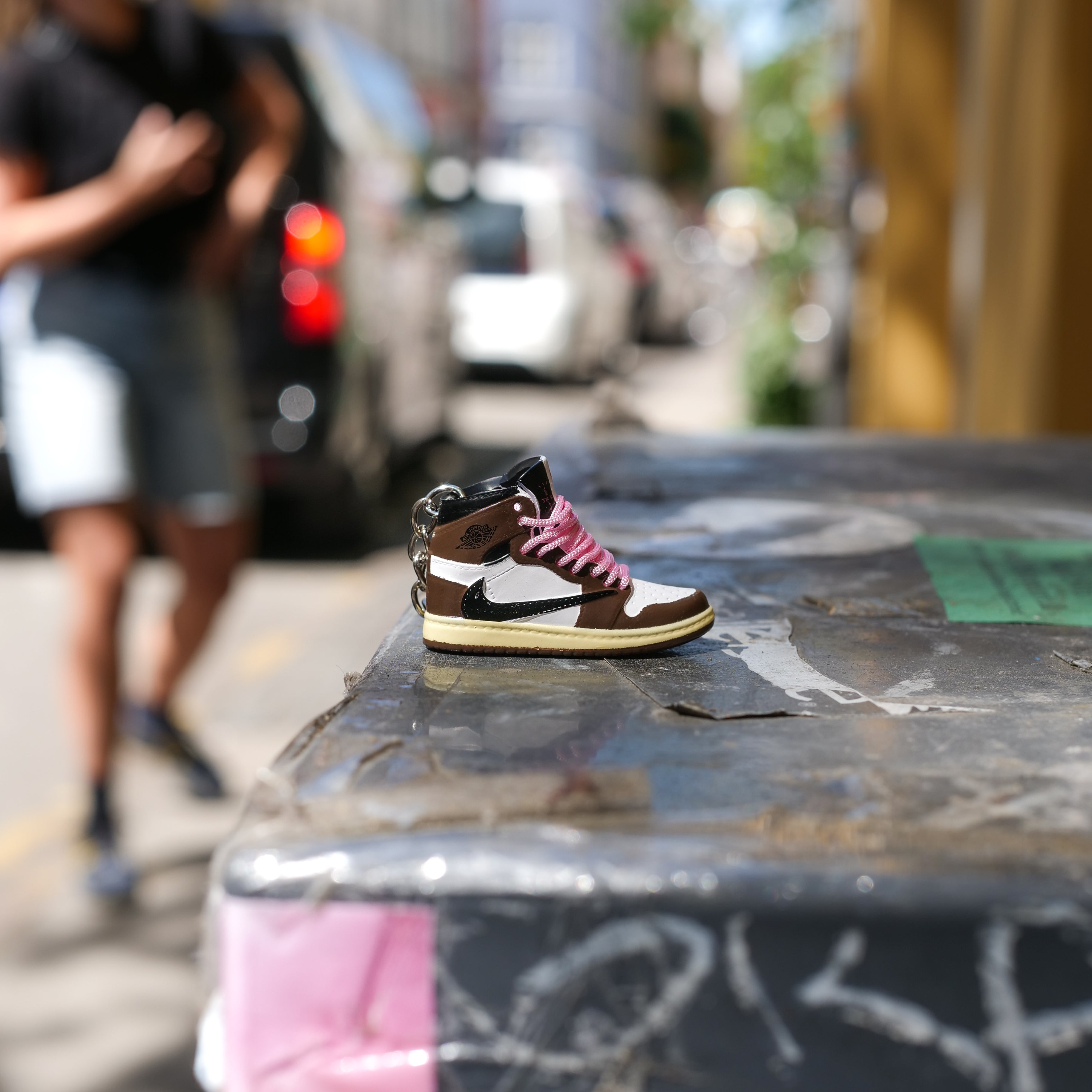 Sneaker keychain - Nike Air Jordan 1 x Travis Scott Mocha (pink laced)